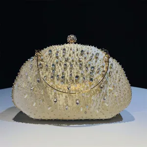 Prachtig detail van de strass parel schelp clutch in champagne, close-up van de avondtas.
