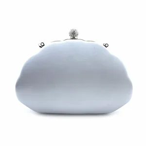 Close-up van een zilveren satijnen schelp-clutch met sprankelende strass-sluiting.