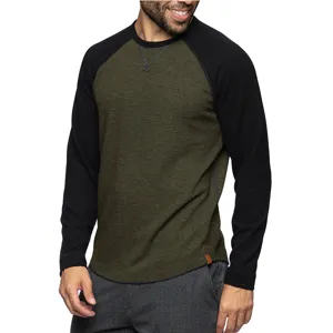 Vue de détail de t-shirt décontracté à manches raglan contrastées pour hommes.