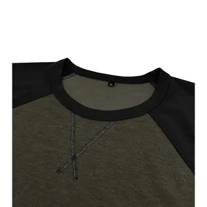 Gros plan detail du col et des coutures du sweat-shirt bicolore homme manches longues.