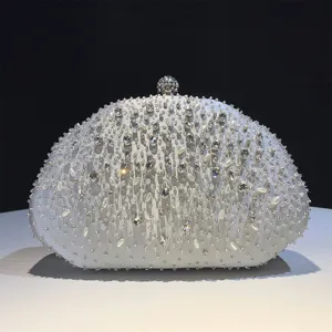 Elegante schelp avondtas voor dames, versierd met sprankelende strass-steentjes en parels voor feesten.