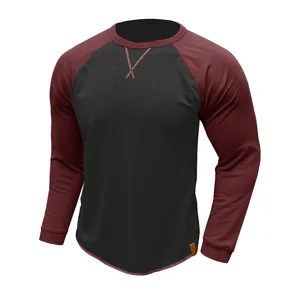 Vue détaillée du sweat-shirt à manches longues et col rond bicolore pour homme.