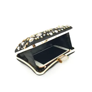Sac de soirée pochette noir perlé avec strass et cadre métallique doré pour les femmes.