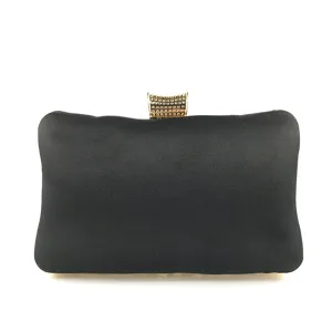 Sac de soirée noir en satin avec fermoir métallique doré pour femmes vue de détail élégante.