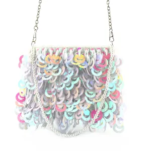 Vue détaillée d'un sac de soirée rond à sequins irisés faits à la main avec des perles.