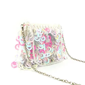 Gros plan détaillé du sac de soirée à sequins avec chaîne de perles et chaîne métal.