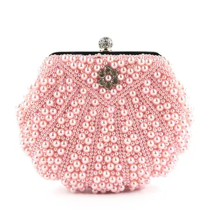 Detailansicht der Perlen Muschel Abendtasche, rosafarbene Clutch mit Strassverschluss chic.