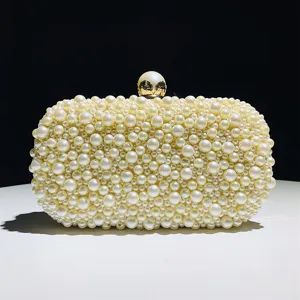 Elegante handgemaakte parel avondtas clutch detail voor bruiloften en feestelijke partijen.