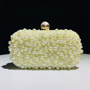 Parel-kraal avondclutch tas, elegante handtas voor huwelijksfeesten, detailweergave.