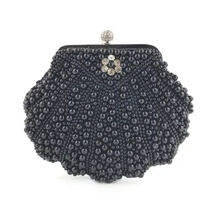 Detail der schwarzen Perlentasche, edles Strass-Blumenelement, elegante Muschelform fur Damen.