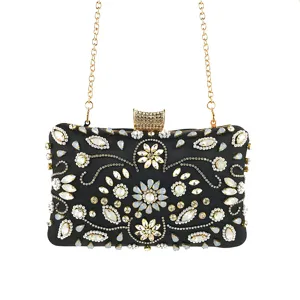 Élégante pochette de soirée noire avec strass en cristal faits à la main et chaîne dorée.