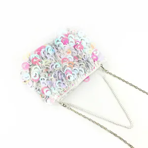 Charmante pochette de soirée à paillettes faite à la main avec chaînes en perles et métal.