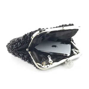 Elegante schwarze Perlen Abendtasche mit Strassverschluss und grossem Stauraum für Smartphones.