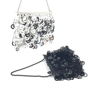 Sac de soirée à sequins fait main détail avec anneaux ronds brillants et chaîne élégante.