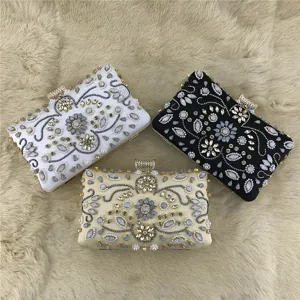 Vue détaillée de sacs de soirée bijoux brodés de perles et strass faits à la main.