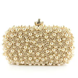 Luxe handgemaakte parel kralen avondtas clutch met elegante sluiting voor feest en bruiloft.