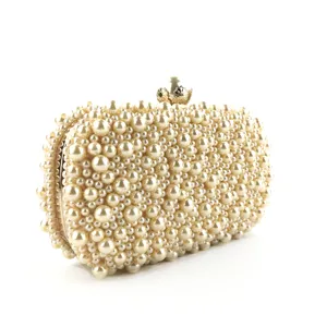 Elegante parel avondtas clutch met gouden kronen sluiting perfect voor feest en bruiloft.
