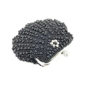 Schwarze Perlen Abendtasche Detailansicht mit Perlenstruktur und Kristallverschluss.