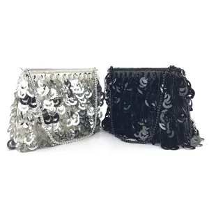 Vue détaillée de sacs de soirée à sequins et perles faits main en argent et noir.