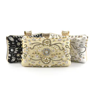 Sac de soirée pochette élégante faite à la main perlée et strass avec cadre métallique.