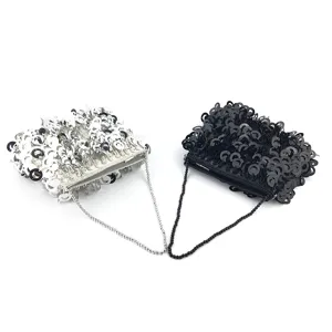 Gros plan détaillé d'un sac de soirée à sequins élégant avec poignée en perles.