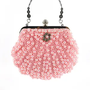 Rosa Perlen besetzte Muschel Abendtasche Detail mit feiner Perlenstruktur und Metallgriff.