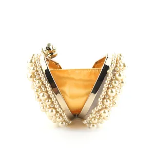 Handgemaakte parel avondtas met gouden frame voor elegante bruiloftsfeesten en feesten.