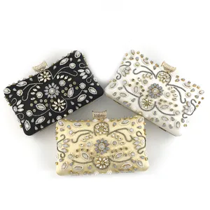 Élégante pochette de soirée femme perlée et strassée à la main pour mariage chic.