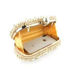 Elegante avondtas clutch met parels, gouden frame en satijnen voering voor feestjes.