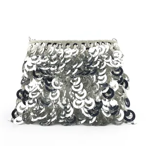 Vue detaillee du sac de soiree a sequins argentes avec anneaux circulaires brillants.