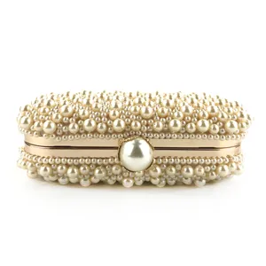 Handgemaakte parel avondtas met gouden frame, elegante bruiloft feest clutch tasje detail.