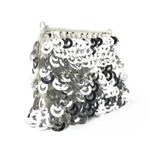 Vue détaillée du sac de soirée à sequins argentés avec des ornements circulaires brillants.