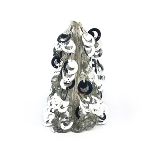 Sac de soirée argenté à grands sequins circulaires et chaîne perles, pochette chic.