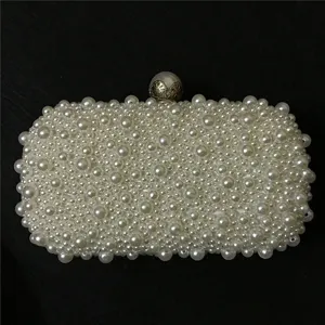 Handgemaakte parel avondtas detail, elegante kralen clutch oppervlak met premium metalen sluiting.