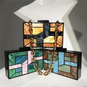 Sac de soirée géométrique en acrylique avec chaîne, pochette marbrée colorée élégante.