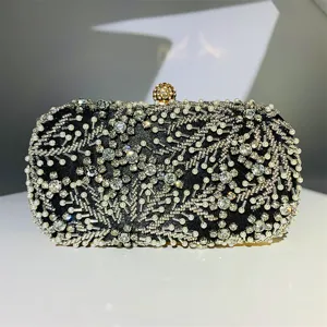 Elegante zwarte kralen clutch tas met strass stenen, perfect voor chique avond feestjes.