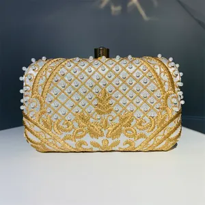 Elegante bolso de mano tipo clutch con perlas bordadas hilo de oro para mujeres.