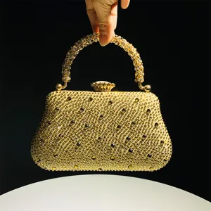 Élégante pochette de soirée dorée en strass avec poignée en métal pour fêtes et mariages.
