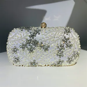 Elegante handgemaakte kralen clutch tas met parels en strass voor dames feest.