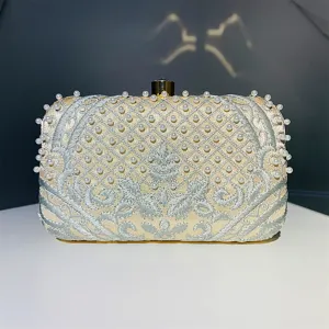 Detalle exquisito de la superficie bordada de perlas del bolso de noche, elegante bolso.