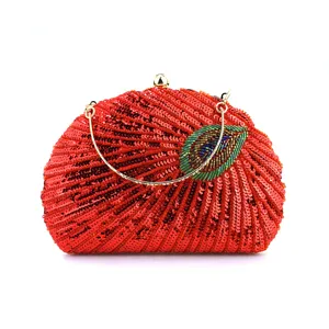 Κόκκινη τσάντα βραδινή clutch με παγιέτες, χάντρες σε σχέδιο παγωνιού και χρυσή λαβή.
