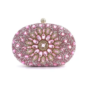 Εκπληκτική οβάλ βραδινή τσάντα clutch με λαμπερά ροζ στρας και όμορφο λουλουδάτο σχέδιο.