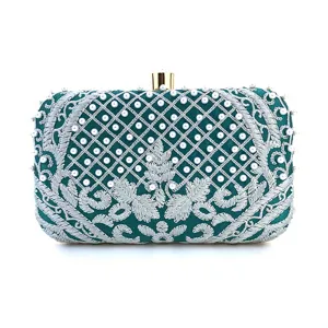 Elegante bolso de noche verde oscuro bordado con perlas hechas a mano y cierre dorado.