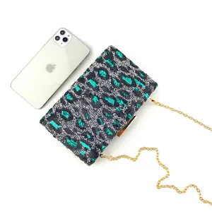 Vue détaillée de la pochette de soirée tendance à paillettes et imprimé léopard chic