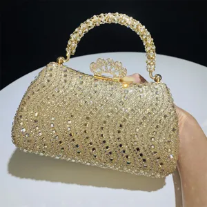 Impresionante bolso de noche con diamantes de imitación, asa de cristal y cierre de corona.
