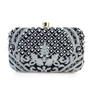 Exquisito bolso de noche negro vintage con bordado plateado y perlas para fiesta mujer.