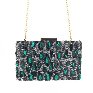 Pochette de soirée scintillante à motif léopard détail avec chaîne dorée pour femmes.