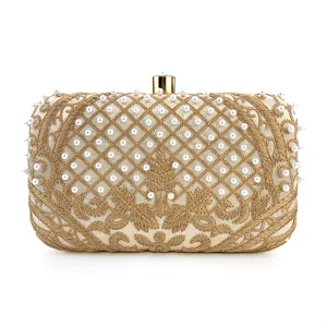 Elegante bolso de noche con bordado dorado y perlas, detalles finos y cierre de metal seguro.