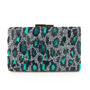 Sac de soirée pochette léopard à paillettes élégant avec fermoir en métal pour fête.