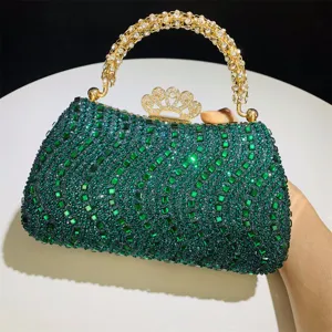 Elegante bolso de noche de pedrería verde con asa brillante y cierre de corona para bodas.